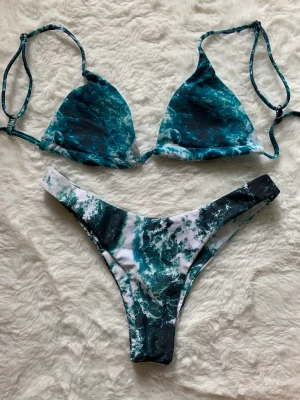 Bikini - Från Zaful, storlek S/36. Använd 1 gång. Pga mönsterskillnader är överdelen ljusare och blåare, underdelen är mörkare och grönare