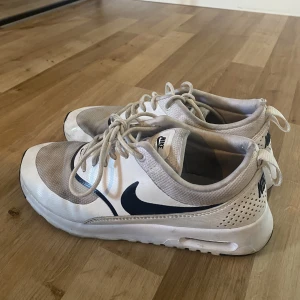 Nike skor  - Säljer mina sköna Nike skor då dom tyvärr blivit för små för mig. Använda ett antal gånger därav priset. Köpta på Nike’s hemsida för 800kr