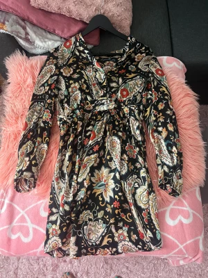 Klänning  - Mönstrad klänning köpt på ZARA. Aldrig använd.  
