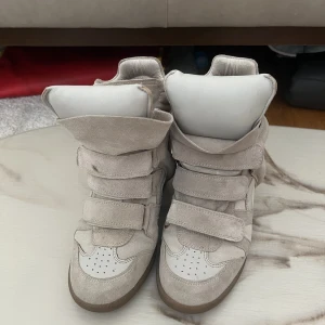 Isabel Marant Wedge  - Isabel Marant Wedge Sneakers storlek 36 I fint skick, sula hel och inga fläckar. Använt fåtal gånger. Dustbag till skorna finns samt lådan.