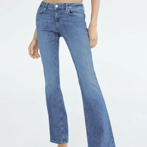 Zara low waist bootcut  - Säljer mina låg midjade bootcut jeans från Zara eller om någon vill byta till samma i  36 då de är för små🩷