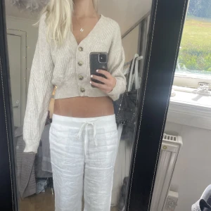 Stickad tröja - Så fin tröja som går att ha åt båda hållen för att få en öppen rygg eller tvärtom. Sparsamt använd