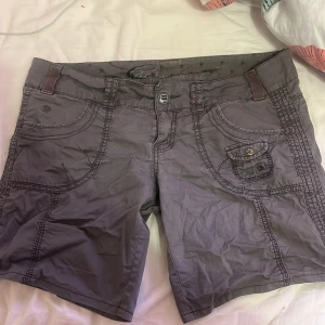 Lågmidjade cargo shorts  - Fina shorts säljer eftersom jag behöver pengar skriv för frågor (: