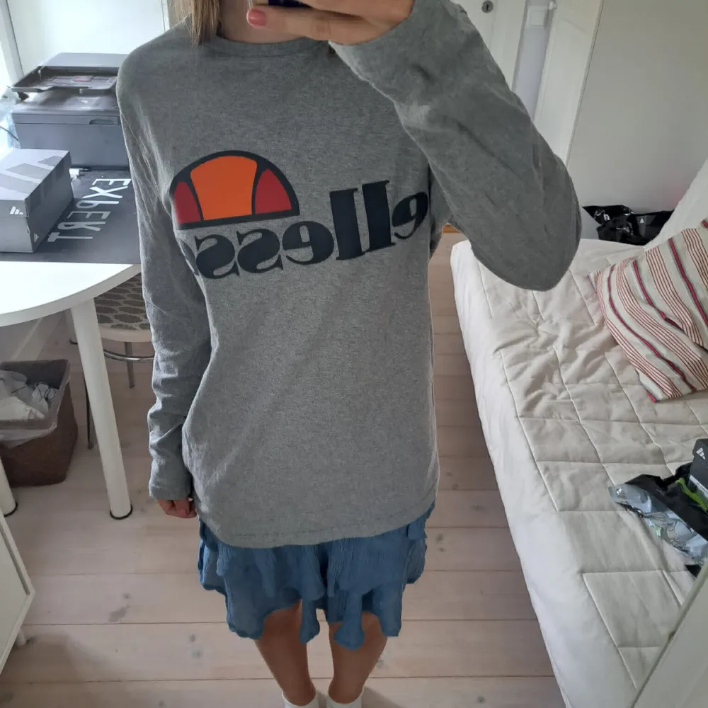 En nästan oanvänd tröja från Ellesse✨. Toppar.