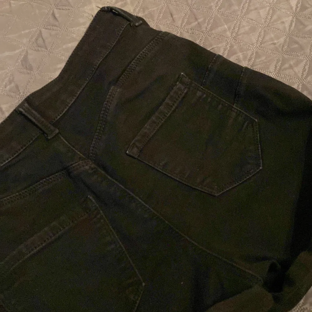 Ett par jeans shorts. Kommer ifrån New yorker. Har använts fåtal gånger. Sitter jättefint på och har skönt material.. Shorts.