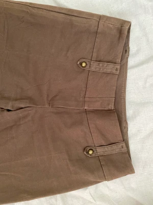 Kostymbyxor  - Lite mer gröna i tonen än på bild. Skitsnygga byxor, minns ej vart jag köpt och vet ej vilket märke. Hyfsat långa i benen 80cm. 35-36 midjan. 