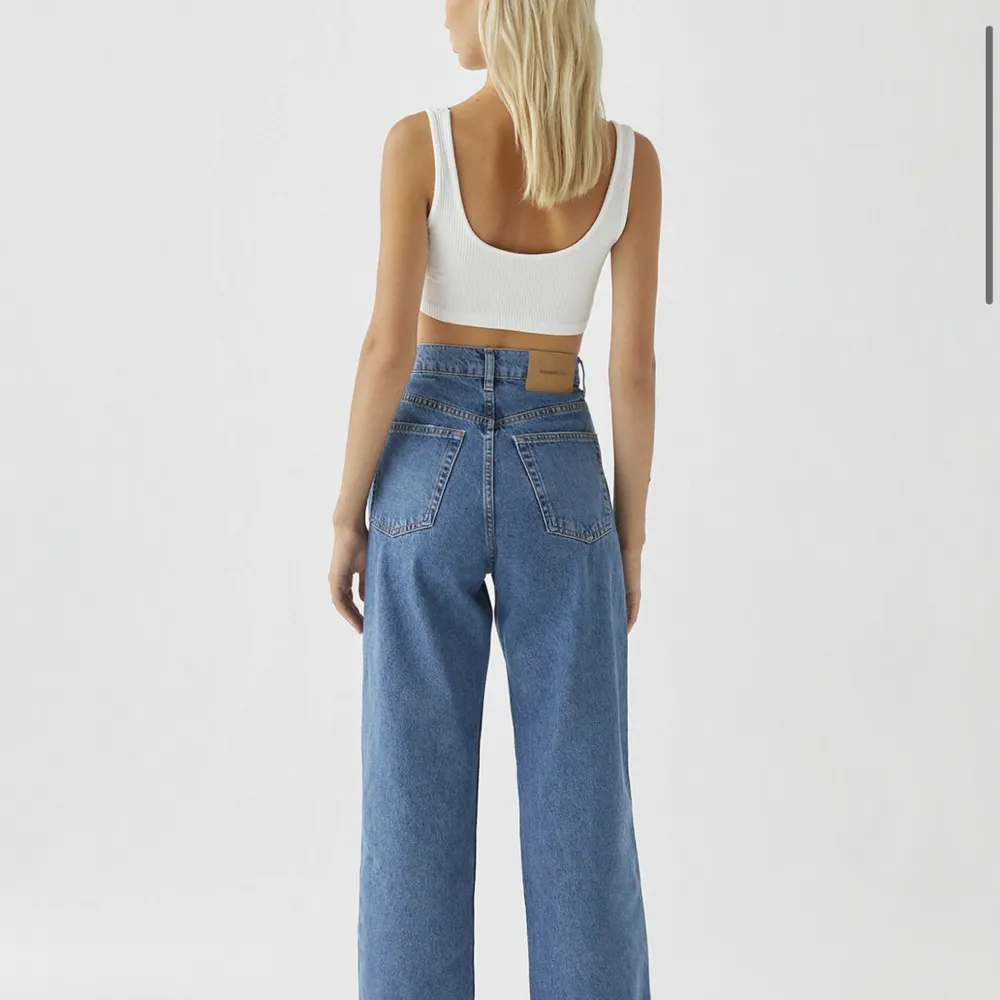 Säljer dessa baggy raka jeans från pull and bear! 🦋 Fint skick (kan skickas egna bilder) Nypris: 399kr  Storlek: 34. Jeans & Byxor.