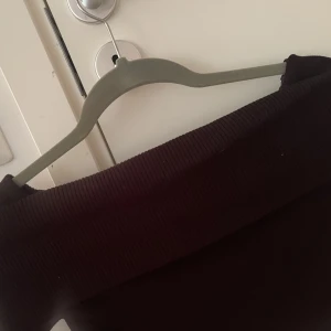 Svart Off Shoulder tröja  - Säljer nu min svarta off shoulder tröja som jag inte får så mkt användning av längre!💜 nypris 299