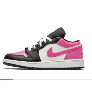 Air jordan 1 low pinksicle  - Lägger upp mina Jordan 1 low pinksicle igen pga oseriösa köpare. Dem har tyvärr inte kommit till så mycket användning och är därför i fint skick. Dem är slutsålda hos Nike, men finns på restock för 2 189kr. Säljer mina för 1000, priset kan diskuteras😋🙏😃
