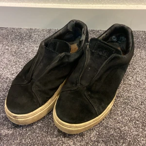 Eytys  - Svarta eytys i storlek 37. Har tydliga tecken på användning på insidan skon men ser fofrande helt okej ut på utsidan!