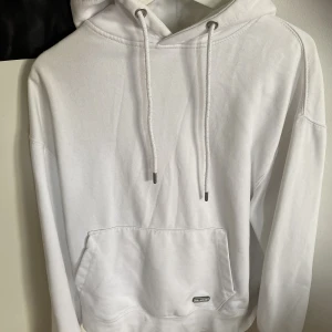 Vit hoodie - Använd några gånger men inte många för den var för stor. Annars jätteskön.