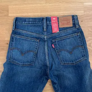Oanvända Levi's jeans i storlek 26, prislapp kvar. 