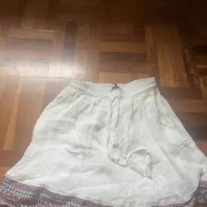 Vit kjol från hilfiger denim 