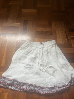 Hilfiger kjol  - Vit kjol från hilfiger denim 