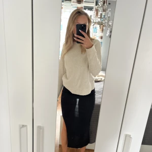 Kjol  - Tunn kjol med slit, superskönt till sommaren💕