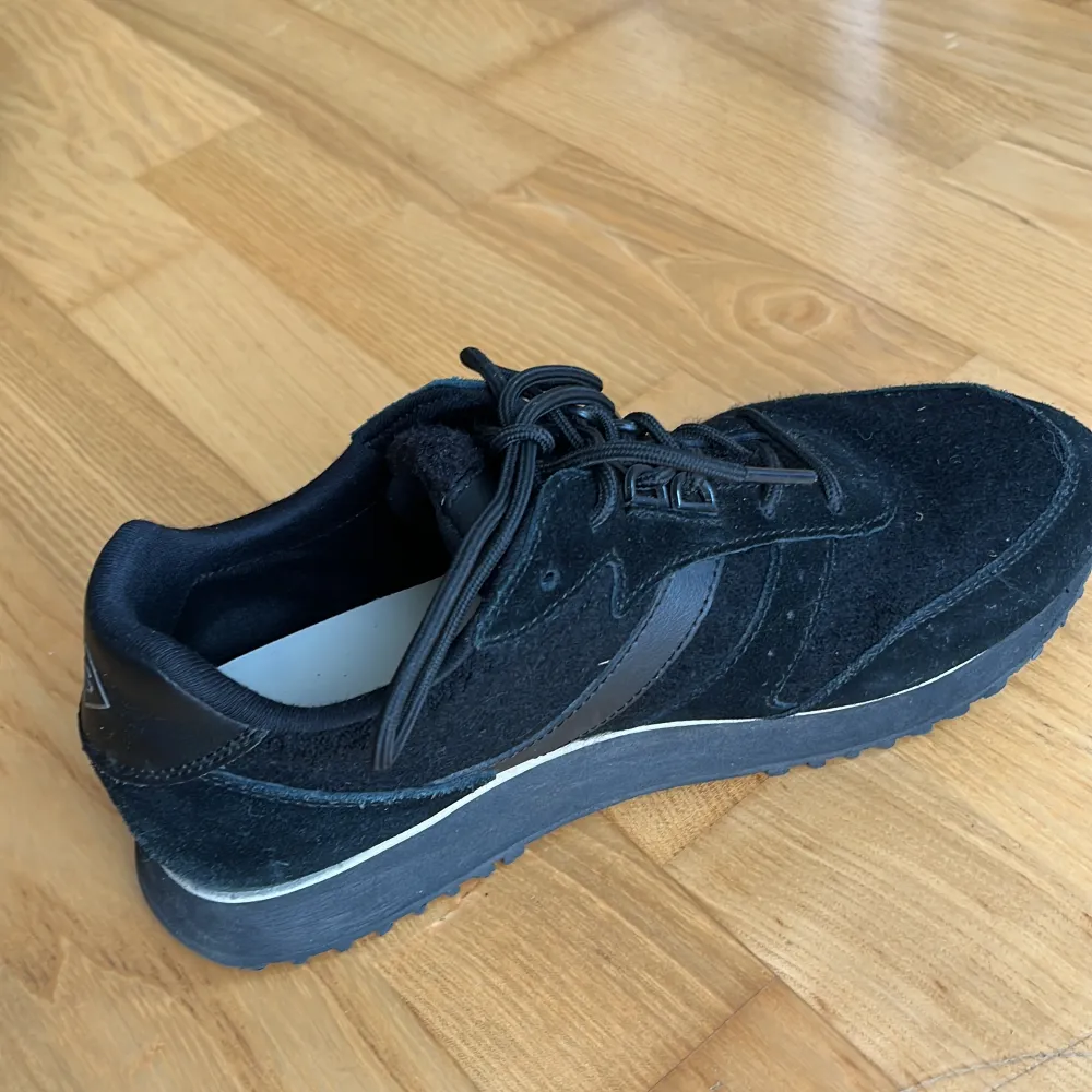 Nyinköpta svarta sneakers från Gant. Stl 38. De är använda endast ett fåtal gånger, som nya, men passade inte min fot. Nypris 1300:- Dina för 600:- . Skor.