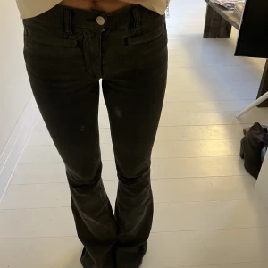 MIH jeans - Gråa jeans från Made in Heaven, sjukt snygg passform