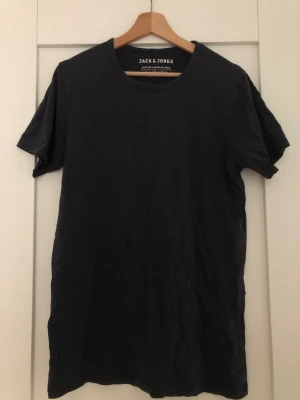 Jack and Jones T-shirt  - Nypris ca 200kr knappt använd, 50kr 💛