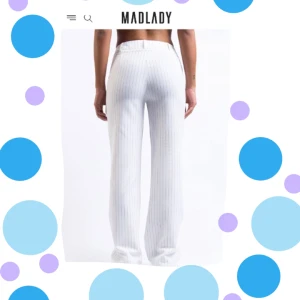 SUPERSNYGGA KOSTYMBYXOR MADLADY 34 REGULAR - Säljer dessa jätte jätte fina kostymbyxor från madlady då dom är förstora på mig. Ändast testade aldrig använt. Köpte dom för 649kr och lägger en budgivning så man kan köpa för minst 300kr. Hör av er vid frågor osv🩵