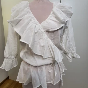Blus i vit - Blus i godskick! Från 2nday. Väldigt fin och passar allt