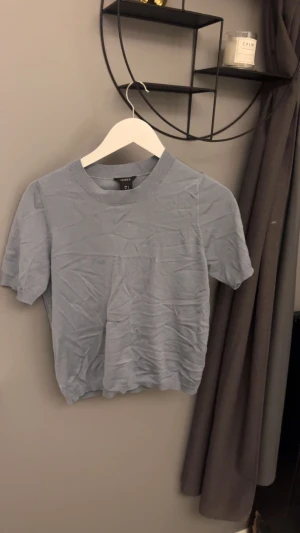 Stickad T-shirt  - Stickad T-shirt från Lindex, bra skick, 60+frakt!❣️