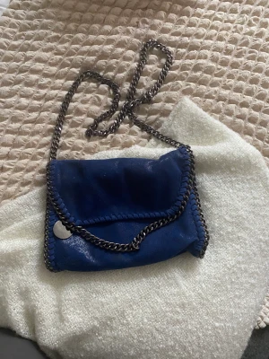 Väska - Säljer denna super fina väska. Nästintill oanvänd, går att bära på olika sätt.