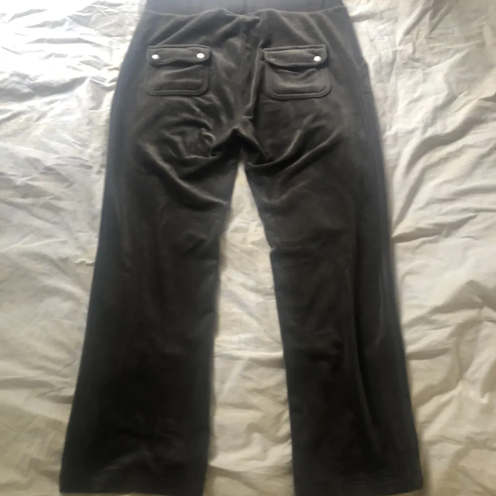 Mörkgrå Juicy byxor som inte har något tecken på användning, köparen står för frakt 😊⚡️. Jeans & Byxor.