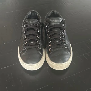 Sneakers  - Säljer dessa super sköna sneakers från skechers. De är tyvärr försmå och kommer inte till användning längre. De är i Svart skinn. Lite slitet på ena plösen och på ena hälen. Nypris 800kr och säljer nu endast för 200kr. Men de har mycket kvar att ge💕.