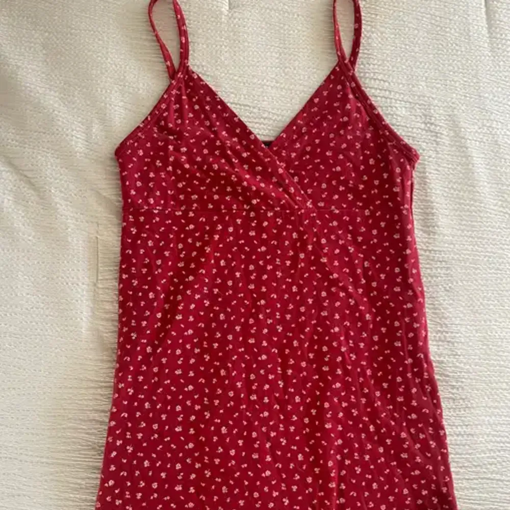 Röd klänning från brandy Melville, aldrig använd. Är one size men passar storlek xs och s. Klänningar.