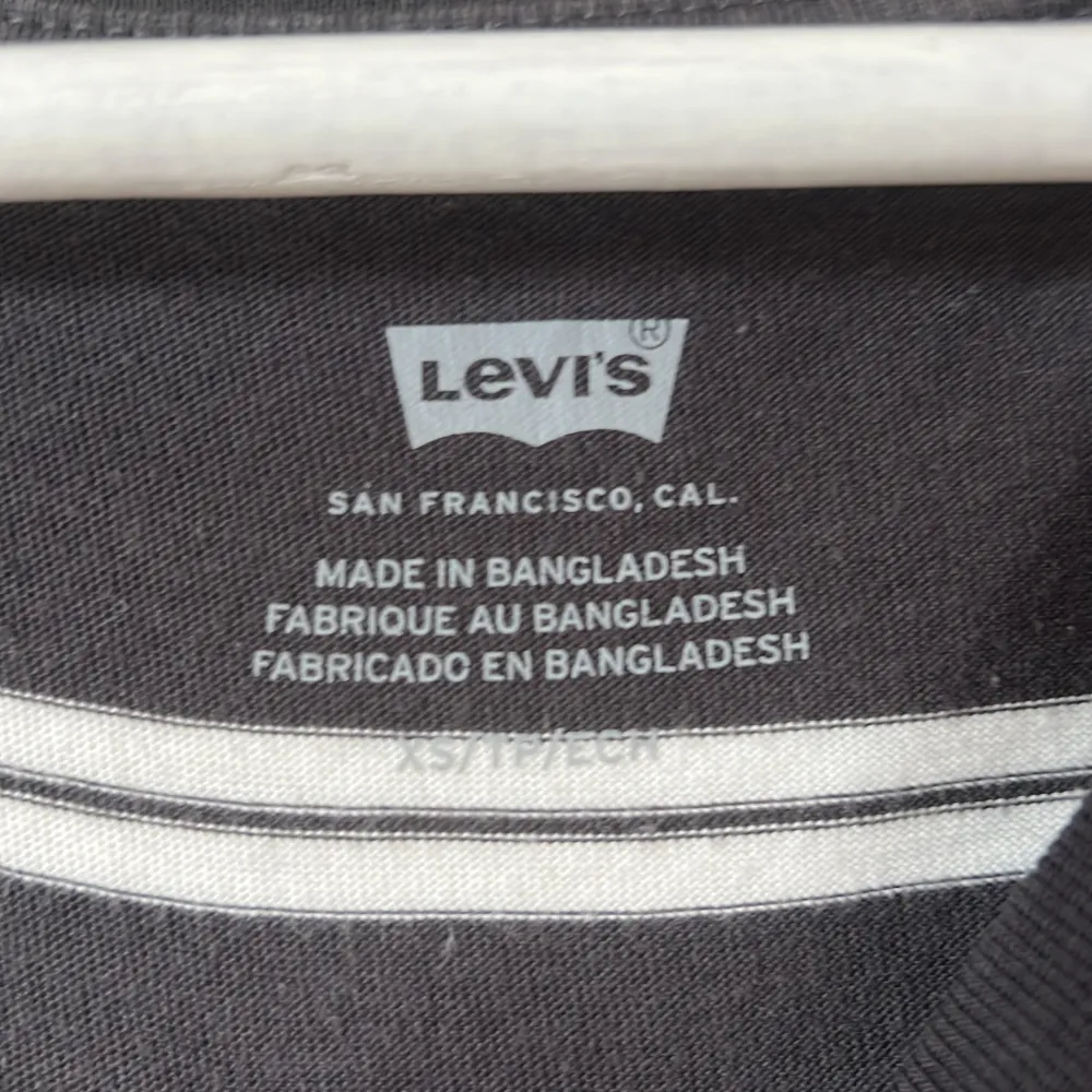 en randig Levis T-shirt i väldigt fint schick. . T-shirts.