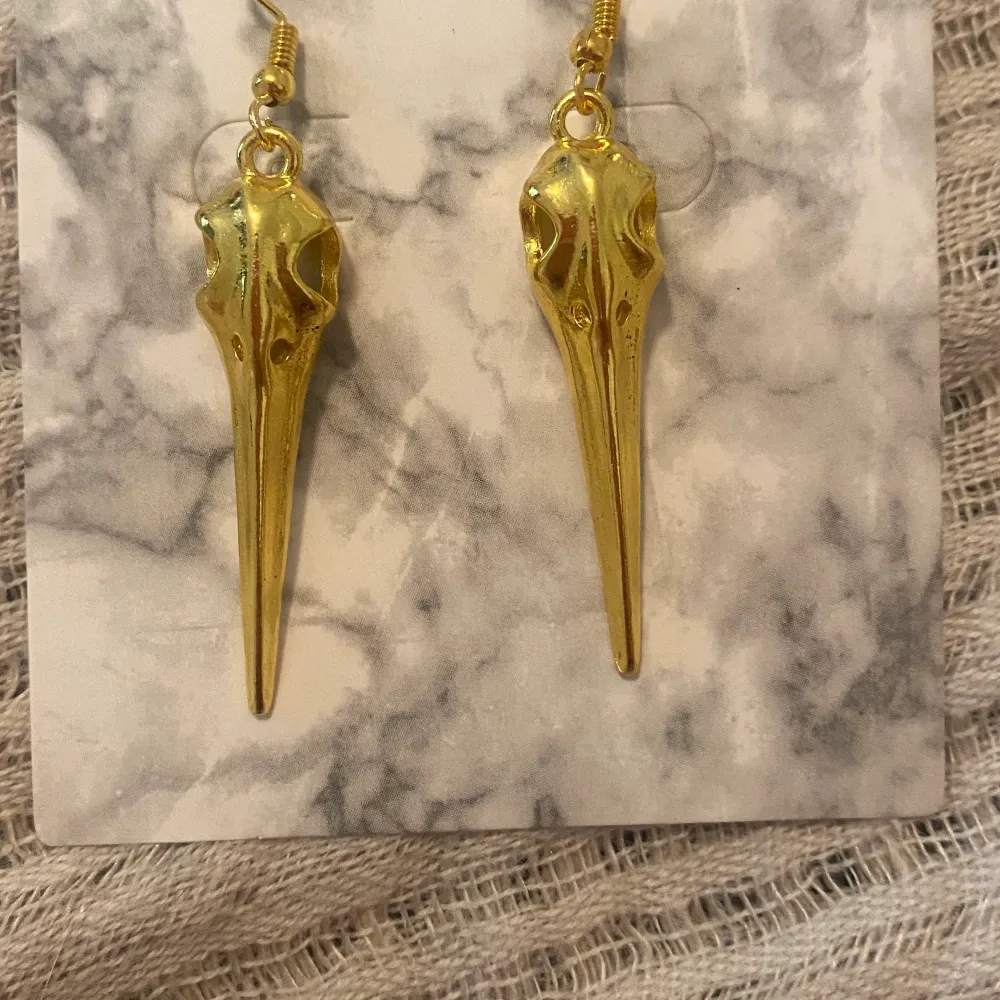 Superfina egengjorda örhängen med ett fågelhuvud i guld, finns även i silver! Dessa kostar 99kr och ej spårbarfrakt kostar 20kr❤️. Accessoarer.