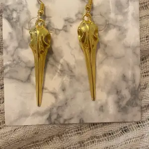 Superfina egengjorda örhängen med ett fågelhuvud i guld, finns även i silver! Dessa kostar 99kr och ej spårbarfrakt kostar 20kr❤️
