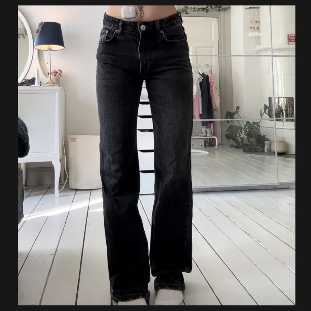 mid waist jeans från zara i storlek 34, lite slitna nedtill men annars i bra skick! 💜. Jeans & Byxor.