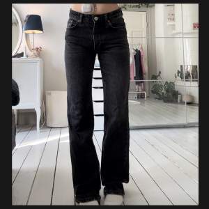 mid waist jeans från zara i storlek 34, lite slitna nedtill men annars i bra skick! 💜