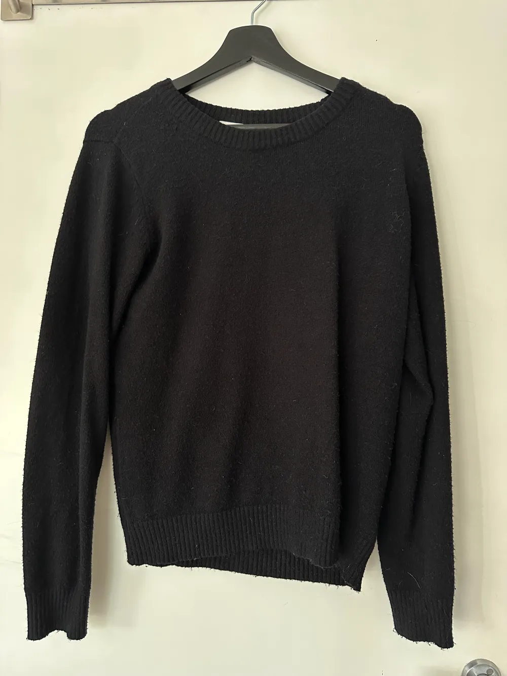 Säljer denna stickade tröja från Vila, perfekt nu till hösten! Nypris 279 kr, skriv privat för bilder på.. Tröjor & Koftor.