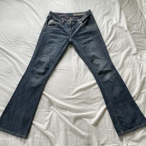 lågmidjade jeans - säljer massa fler jeans, använd köp nu! midja:79 innerben:77,5 💓