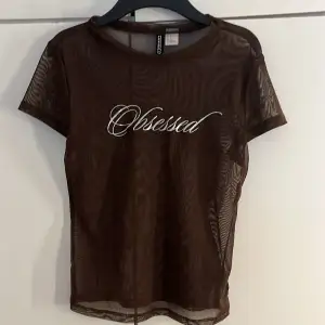 En brun jätte genomskinlig T-shirt som är helt oanvänd och är i ett perfekt skick, som ny. 