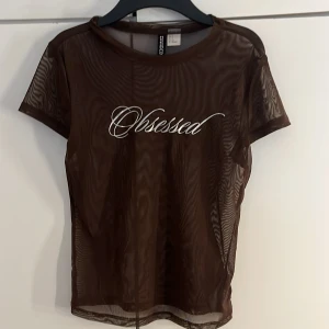 Brun genomskinlig T-shirt  - En brun jätte genomskinlig T-shirt som är helt oanvänd och är i ett perfekt skick, som ny. 