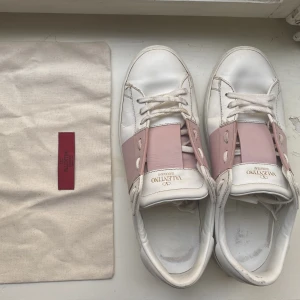 Valentino skor  - Populära valentino sneakers i ljusrosa färg. Dustbag ingår! Bra skick, se bilder. Hör gärna utav dig så kan jag skicka fler. Stora i storleken så passar även 39.  