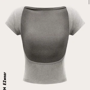 Grå topp - Trendig grå topp som är öppen i ryggen. Superskönt material, kom privat för fler bilder! 😍