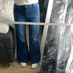 Flare jeans midwaist - Väldigt flare jeans som sitter midwaist. Storlek S och passar perfekt på mig som har 34. Väldigt fint skick. Köptes på second hand i Belgien och vet därför inte vilket märke det är. Skriv för fler bilder🫶🏻
