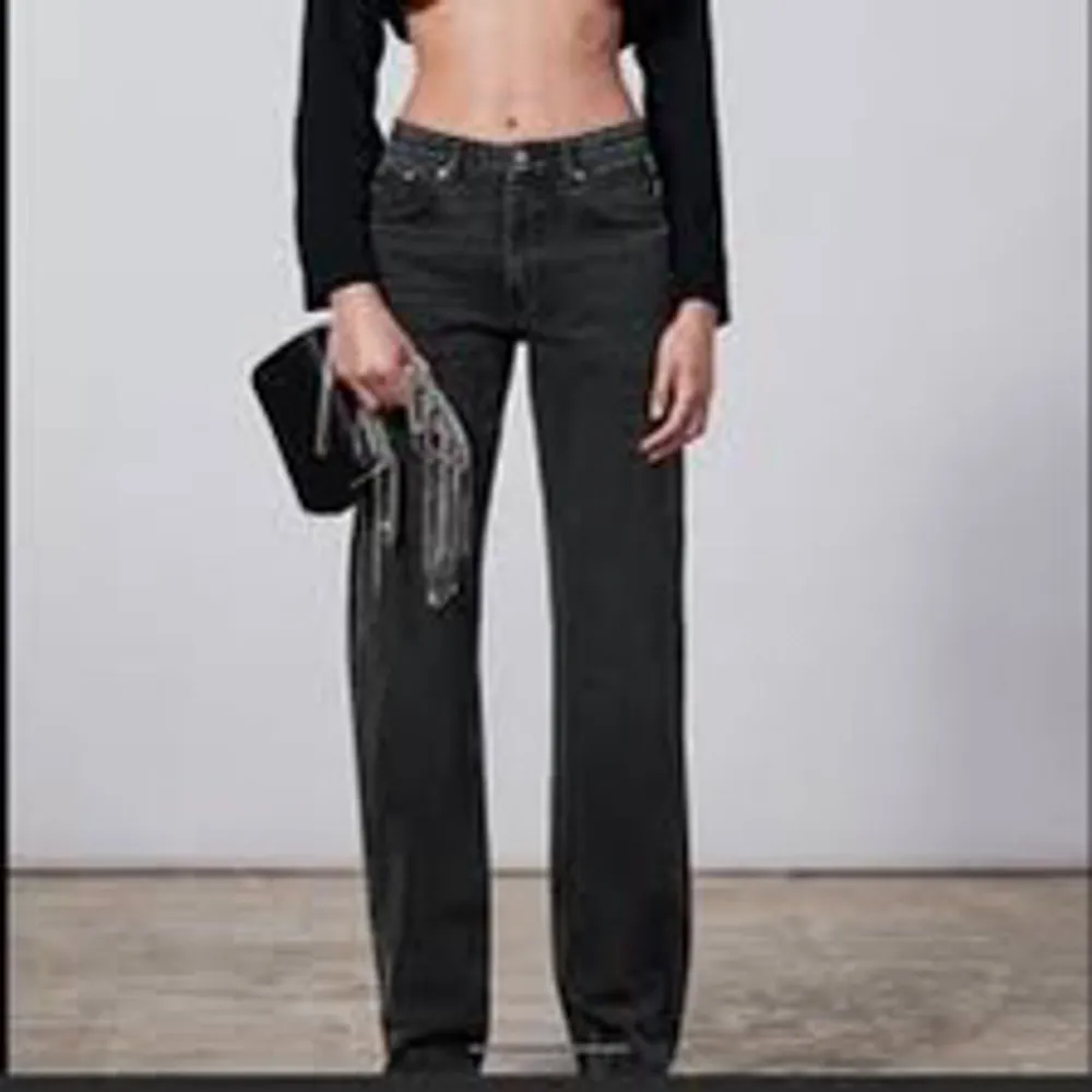 Svarta mid waist jeans från zara strl 36, helt perfekt skick, kommer inte till användning längre . Jeans & Byxor.