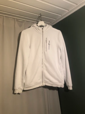 Vitt sail racing zip houddie - Hej! Säljer en vitt sail racing zip houddie då jag har växt ut den.  Fin kvalite och inga fläckar. Fraktar och möts upp i sthlm.  