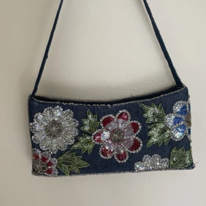 Handväska  - Världens sötaste y2k väska med pärlor😍har ett litet innerfack🌷