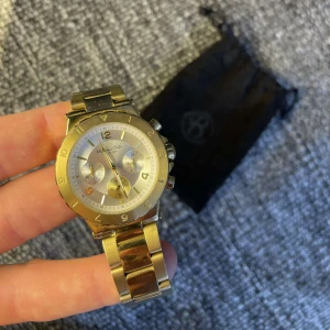 Massimo Dutti Klocka  - Säljer nu en riktigt schysst Massimo Dutti Klocka. Den är i ett riktigt bra skick. Pris kan förhandlas vid snabb affär!!