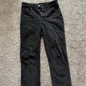 Croppde mörkgråa/svarta urtvättade jeans från Zara