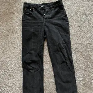 Croppde mörkgråa/svarta urtvättade jeans från Zara