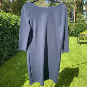 Säljer en jättefin marinblå klänning från Vila i storlek XS. Perfekt vardagsklänning i fint skick! 