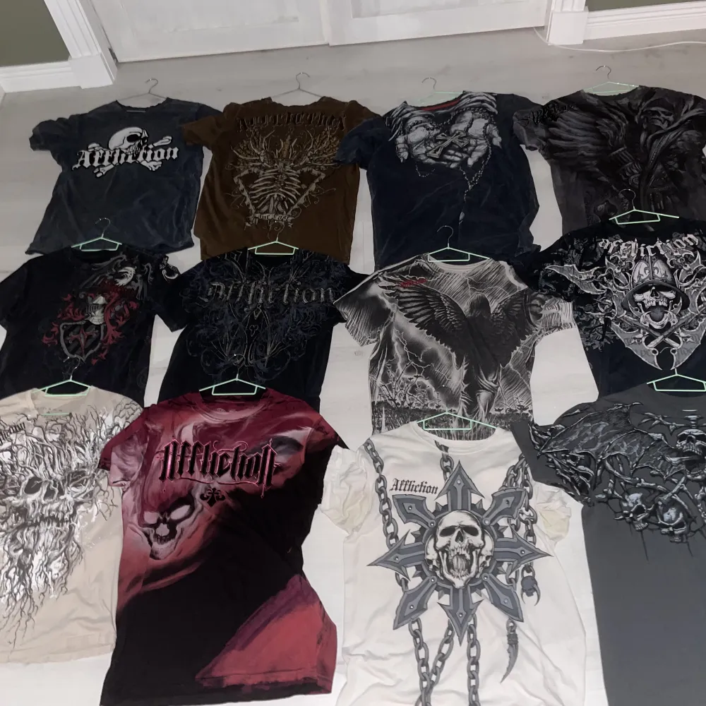 Hälften av min hard asf affliction tshirt collection 💯💯😭🔥😝😝👍 om ni vill köpa ngt så ba skicka offer homies 🕊️🕊️🔥💯. T-shirts.