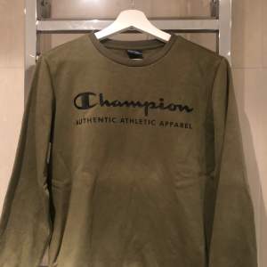 Säljer min Champion Sweatshirt som är i stl 162-167. Har inte användt tröjan mycket men vill bli av med den då den inte passar mig. Ställ gärna frågor och hör av er vid minsta lilla fundering, mvh Jesper👍